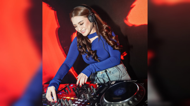 Nathalie Holscher saat perform sebagai DJ. [Instagram]